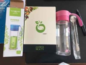 送了杯子,快递也特别好很负责任